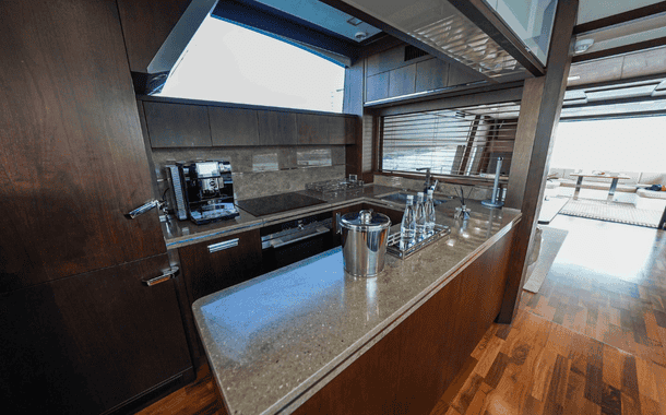 NO 1 YACHT FIN N TONIC 21