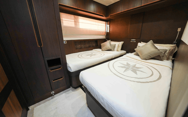 NO 1 YACHT FIN N TONIC 22