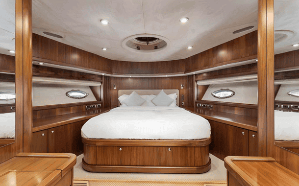 NO 1 YACHT WHITE PREDATOR 11