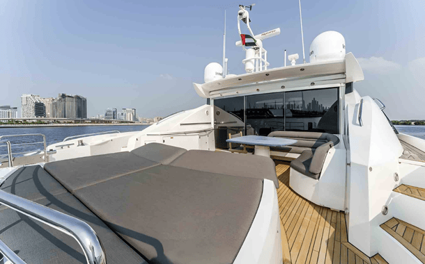 NO 1 YACHT WHITE PREDATOR 2