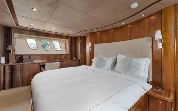 NO 1 YACHT WHITE PREDATOR 9