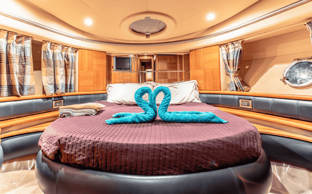 NO. 1 YACHT AMAZING GRACE 2-16