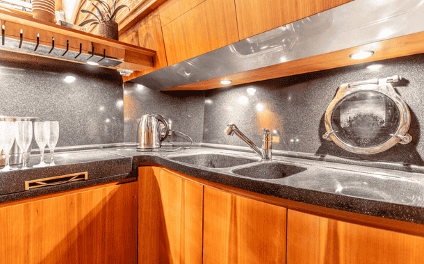 NO. 1 YACHT AMAZING GRACE 2-17