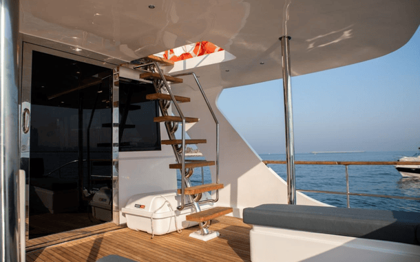 NO. 1 YACHT SELFIE ON VOGUE 7