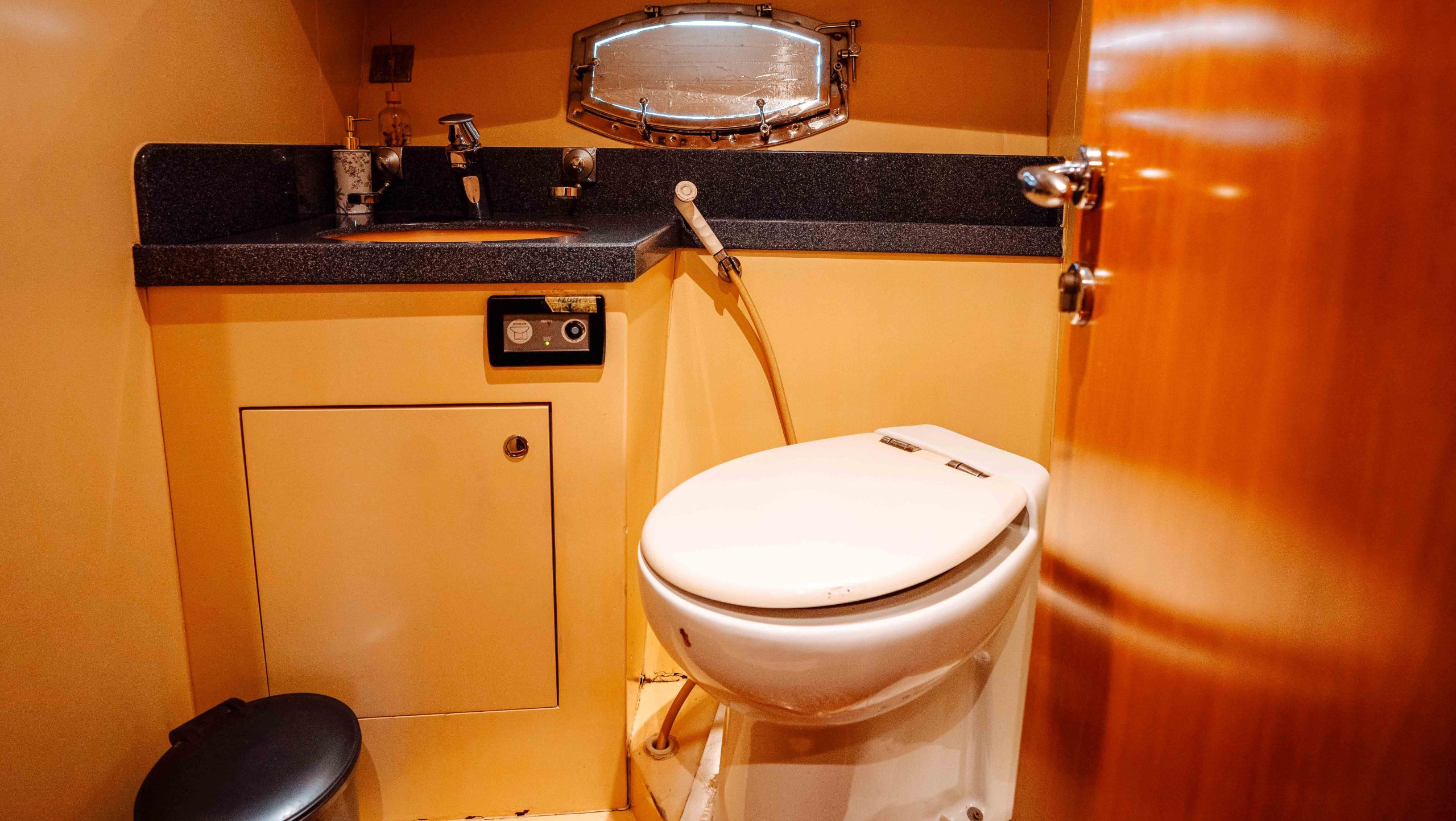 NO. 1 Yacht Juliet - Master Suite Bathroom