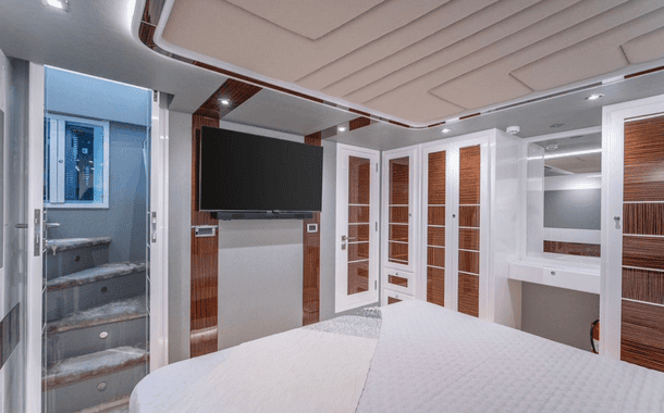 No.1 YACHT BLUE GHOST 12