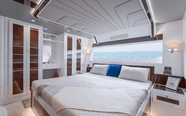 No.1 YACHT BLUE GHOST 13