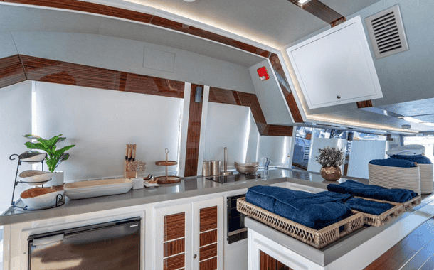 No.1 YACHT BLUE GHOST 14