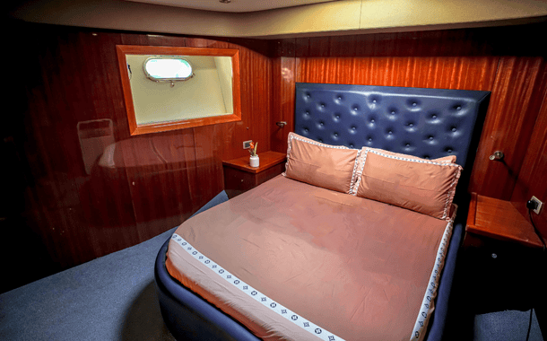 No.1 YACHT RED BEAST 8