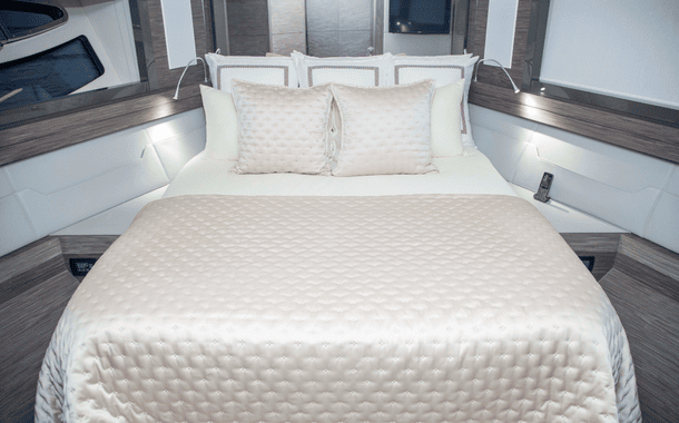 NO 1 YACHT PERSHING 10