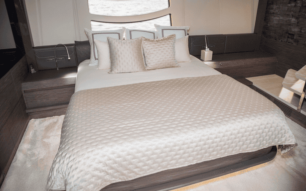 NO 1 YACHT PERSHING 9